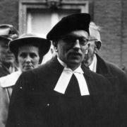 Pfarrer Eduard Hesse am Tag seiner Einführung als Pfarrer der Evangelischen Kirchengemeinde Hoerstgen, Kirchenkreis Moers, im Jahr 1952.